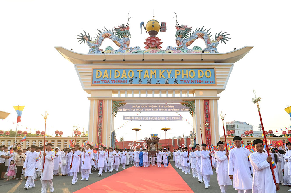 Chánh môn (cổng Chánh) nằm ở mặt tiền phía Tây của Tòa thánh Tây Ninh